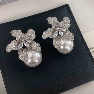 Diamond Lily pearl earrings silver